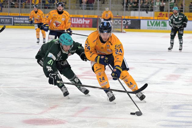 John Broda (Lausitzer Fuechse), No. 24, battling for the puck against Steven Raabe (Bietigheim Steelers), No. 41; Bietigheim Steelers vs. Lausitzer Fuechse, ice hockey, DEL 2, 2026–2027 season, September 20, 2026, Bietigheim Steelers vs. Lausitzer Fuechse, Ice Hockey, DEL 2, 2026–2027 Season, September 20, 2026, Bietigheim Copyright: xEibner-Pressefotox EP_TBR