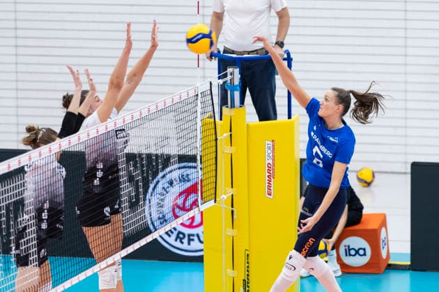 FUNKE Volley Cup Schwarz Weiss Erfurt vs. SSC Palmberg Schwerin, Erfurt, September 20, 2026. Marije ten Brinke (6), SSC Palmberg Schwerin, against Dagmar Trijntje Mourits (14), Schwarz Weiss Erfurt (top), and Elizabeth Sandbothe (2), Schwarz Weiss Erfurt (bottom). FUNKE Volley Cup Schwarz Weiss Erfurt vs. SSC Palmberg Schwerin, Riethsporthalle, Erfurt, September 20, 2026 Copyright: xBEAUTIFULxSPORTS Duehringx