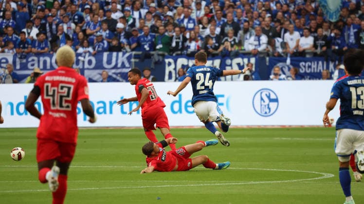 September 20, 2026, xrekx, Soccer, Bundesliga 1, FC Schalke 04 vs. SV Elversberg, Lukas Petkov, SV 07 Elversberg, Adil Aouchiche, FC Schalke 04, tackle, Action, battle for the ball. DFL and DFB regulations prohibit any use of photographs as image sequences and or quasi-video. Gelsenkirchen