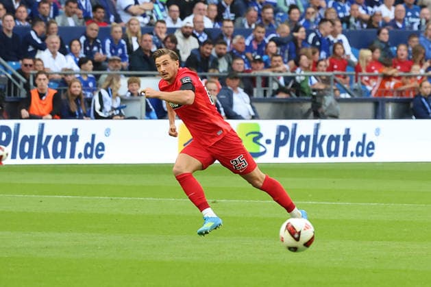 September 20, 2026, xrekx, Soccer, Bundesliga 1, FC Schalke 04 vs. SV Elversberg, left: Lukas Petkov, SV 07 Elversberg; DFL, DFB regulations prohibit any use of photographs as image sequences and or quasi-video; Gelsenkirchen