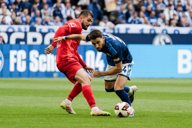 Germany 1 Bundesliga 2026–2027, Matchday 4: FC Schalke 04 vs. SV Elversberg, September 20, 2026, Veltins Arena, Gelsenkirchen, North Rhine-Westphalia; Lukasz Poreba (Elversberg), 8; Adil Aouchiche (Schalke 04), 24; Tackle Copyright: xCelinaxLeiersx