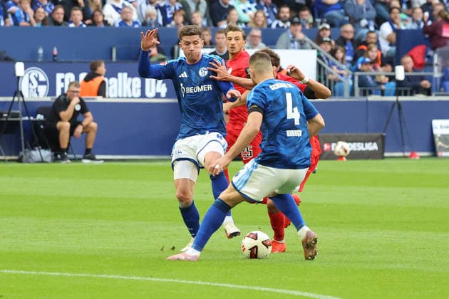 September 20, 2026, xrekx, Soccer, Bundesliga 1, FC Schalke 04 vs. SV Elversberg: Robin Gosens (FC Schalke 04), Noah Darvich (SV 07 Elversberg), Hasan Kurucay (FC Schalke 04), tackle, action, battle for the ball DFL DFB REGULATIONS PROHIBIT ANY USE OF PHOTOGRAPHS as IMAGE SEQUENCES and or QUASI-VIDEO Gelsenkirchen