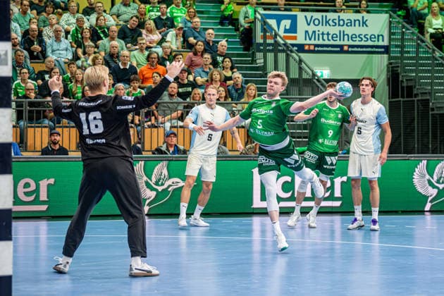 OPEL Handball Bundesliga: HSG Wetzlar vs. VfL Gummersbach, September 20, 2026; Tristan Kirschner (HSG Wetzlar), 5; Tilen Kodrin (VfL Gummersbach), 5; Bertram Obling (VfL Gummersbach), 16; OPEL Handball Bundesliga: HSG Wetzlar vs. VfL Gummersbach, Wetzlar, September 26, 2020 Copyright: xBEAUTIFULxSPORTS Roeczeyx