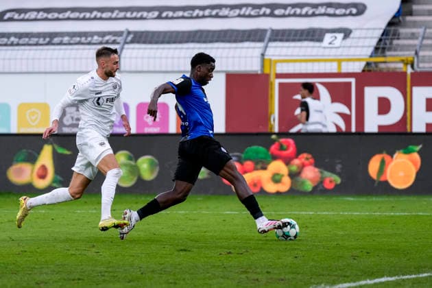 From left: Felix Higl (Münster), 33, Oluwaseun Ogbemudia Olu (SV Waldhof), 14, tackle, game scene, duel, tackle, tackling, dynamic, action, 20092026, Mannheim, Germany, soccer, 3rd Division, SV Waldhof Mannheim vs. SC Preußen Münster, DFB and DFL regulations prohibit any use of photographs as image sequences and or quasi-video xozx
