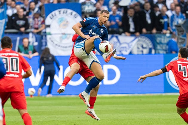 September 20, 2026, GER, Bundesliga 1, Matchday 4, FC Schalke 04 vs. SV Elversberg; Edin Džeko (FC Schalke 04) controls the ball in the air at the VELTINS Arena in Gelsenkirchen, Germany Copyright: xnordphotoxGmbHx xChristianxSchulzex