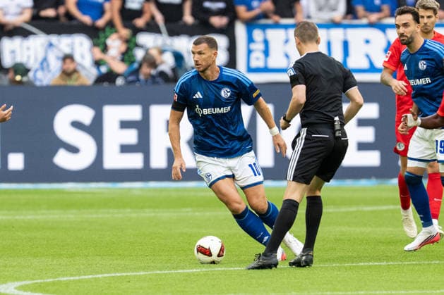 September 20, 2026, GER, Bundesliga 1, Matchday 4, FC Schalke 04 vs. SV Elversberg Edin Džeko Dzeko FC Schalke 04, 10 Individual play Full body Full body Ball at his feet Gelsenkirchen VELTINS Arena Gelsenkirchen Germany Copyright: xnordphotoxGmbHx xChristianxSchulzex