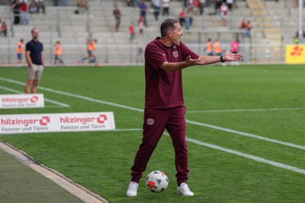 Google Pixel Women s Bundesliga: SC Freiburg vs. Bayer 04 Leverkusen, September 20, 2026; Roberto Pätzold, Bayer 04 Leverkusen, Coach; Google Pixel Women s Bundesliga: SC Freiburg vs. Bayer 04 Leverkusen, Dreisamstadion, September 20, 2026 DFB and DFL regulations prohibit any use of photographs as image sequences and or quasi-video. Copyright: xBEAUTIFULxSPORTS Boscox