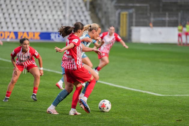 Google Pixel Women s Bundesliga: SC Freiburg vs. Bayer 04 Leverkusen, September 20, 2026. A duel between Emma Memminger (SC Freiburg, 32) and Lobke Loonen (Bayer 04 Leverkusen, 18). Google Pixel Women s Bundesliga: SC Freiburg vs. Bayer 04 Leverkusen, Dreisamstadion, September 20, 2026 DFB and DFL regulations prohibit any use of photographs as image sequences and or quasi-video. Copyright: xBEAUTIFULxSPORTS Boscox