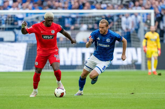 David Mokwa (SV Elversberg), 42, in a footrace with Timo Becker (Schalke 04), 05, FC Schalke 04 vs. SV Elversberg, Soccer, Bundesliga, Matchday 4, 2026–27 Season, September 20, 2026, DFL regulations prohibit any use of photographs as image sequences and or quasi-video. FC Schalke 04 vs. SV Elversberg, Soccer, Bundesliga, Matchday 4, 2026–27 Season, September 20, 2026, Gelsenkirchen Copyright: xEibner-Pressefoto LukasxBaldygax EP_LBA