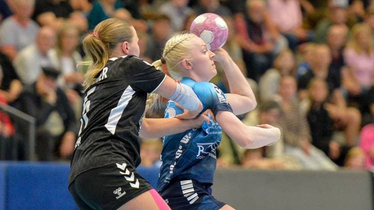 2nd Division Bundesliga: TuS Lintfort vs. Werder Bremen ** FOR EDITORIAL USE ONLY ** EDITORIAL USE ONLY ** p Jana Miller, right, battles Farina Meyer, left, on Sunday, September 20, 2026, during the TuS Lintfort vs. Werder Bremen game at the Eyller Straße Sports Hall in Kamp Lintfort. TuS Lintfort, wearing blue jerseys, plays against Werder Bremen, wearing black jerseys, in the Women’s 2nd Handball Bundesliga, 2026–2027 season, Germany, North Rhine-Westphalia, Kamp-Lintfort. Copyright OleksandrxVoskresenskyi Copyright: OleksandrxVoskresenskyi doc87op78fk5mw7t6z6oij ,EDITORIAL USE ONLY Copyright: OleksandrxVoskresenskyi