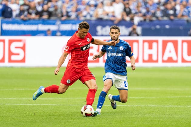 September 20, 2026, GER, Bundesliga 1, Matchday 4, FC Schalke 04 vs. SV Elversberg: A duel between Lukas Petkov (SV Elversberg, 25) and Adil Aouchiche (FC Schalke 04, 24) in Gelsenkirchen at the VELTINS Arena, Gelsenkirchen, Germany Copyright: xnordphotoxGmbHx xChristianxSchulzex
