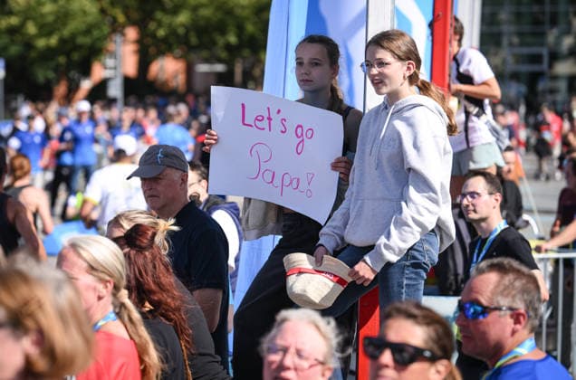 Running, Track and Field, Tübingen City Run 33, Erbelauf 2026, September 20, 2026, Decorative photo, Girls at the finish line holding a sign that says, Let’s Go, Dad