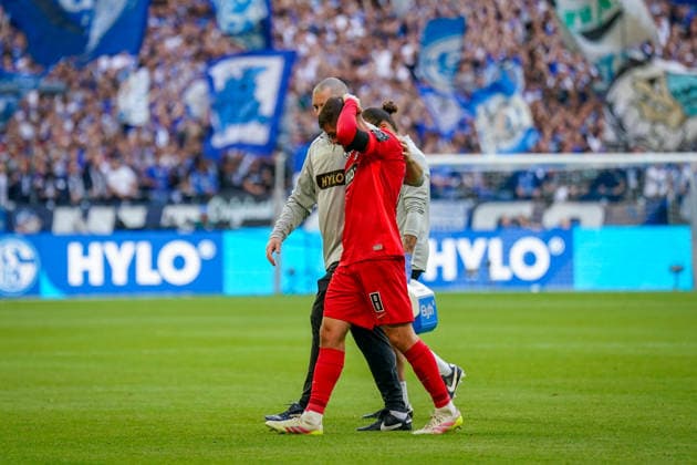 German Soccer Bundesliga 2026–2027, Matchday 4: FC Schalke 04 vs. SV Elversberg at Veltins Arena in Gelsenkirchen; Lukasz Poreba of SV Elversberg (No. 8) had to leave the field due to injury Copyright: xJOERANxSTEINSIEKx
