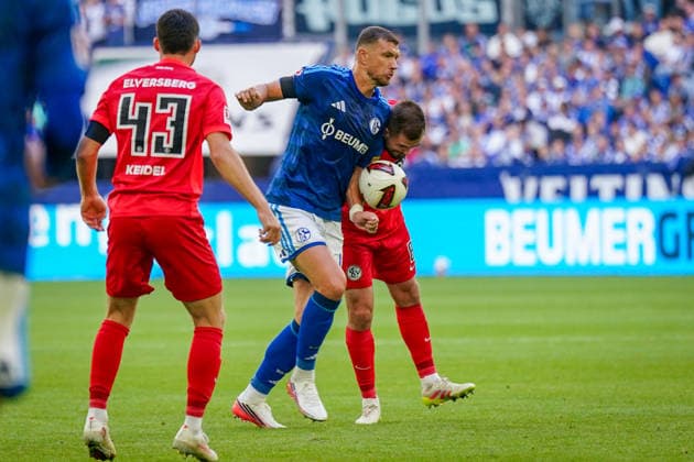 Germany Soccer Bundesliga 2026–2027, Matchday 4: FC Schalke 04 vs. SV Elversberg at Veltins Arena in Gelsenkirchen—Edin Dzeko (FC Schalke 04, 10) with Lukasz Poreba (SV Elversberg, 8) and Felix Keidel (SV Elversberg, 43) Copyright: xJOERANxSTEINSIEKx