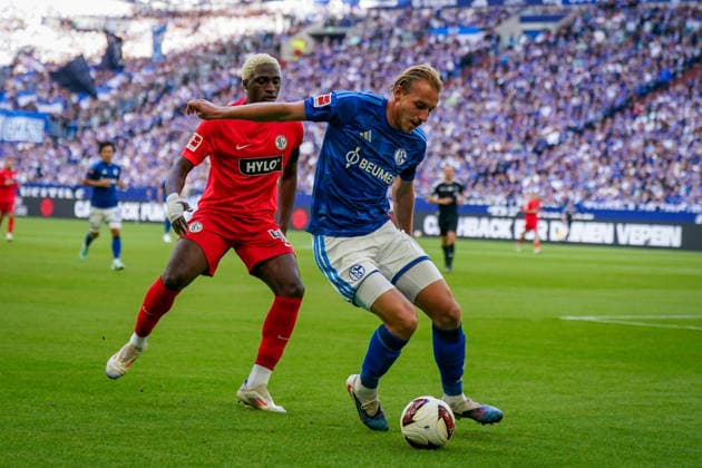 German Soccer Bundesliga 2026–2027, Matchday 4: FC Schalke 04 vs. SV Elversberg at Veltins Arena in Gelsenkirchen; Timo Becker (FC Schalke 04), 5 on the Ball Copyright: xJOERANxSTEINSIEKx