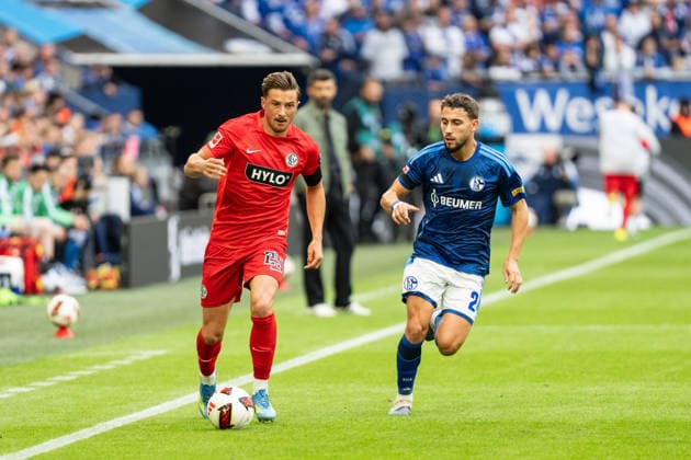 September 20, 2026, GER, Bundesliga 1, Matchday 4, FC Schalke 04 vs. SV Elversberg: A duel between Lukas Petkov (SV Elversberg, 25) and Adil Aouchiche (FC Schalke 04, 24) in Gelsenkirchen at the VELTINS Arena, Gelsenkirchen, Germany Copyright: xnordphotoxGmbHx xChristianxSchulzex