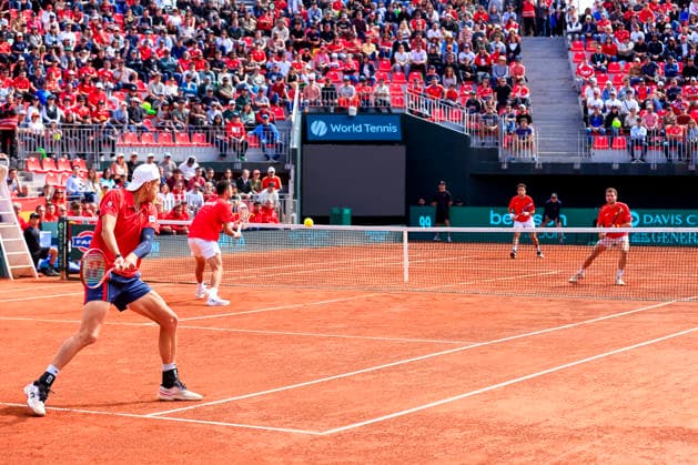 Tenis, Chile vs Espana. Copa Davis 2026. Los tenistas chilenos Tomas Barrios derecha y Alejandro Tabilo, devuelven la pelota, a Jaume Munar y Pedro Martinez de Espana durante el partido de dobles de la Copa Davis valido por la segunda ronda de clasificatorios para el Grupo Mundials, disputado en el Court Central Anita Lizana, Parque Estadio Nacional en Santiago de Chile. 20 09 2026 Pepe Alvujar Photosport Tenis, Chile vs Espana. Copa Davis 2026. Chilean tennis players Tomas Barrios right and Alejandro Tabilo return the ball to Jaume Munar and Pedro Martinez of Spain during the Davis Cup doubles match valid for the second round of qualifiers for the World Group, played at the Anita Lizana Central Court, National Stadium Park in Santiago, Chile. 20 09 2026 Pepe Alvujar Photosport Chile vs Espana dia 2, Copa Davis 2026