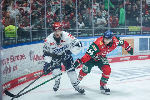 Augsburg, Germany, September 20, 2026 PENNY DEL 2026–2027 Season, Game 2: Augsburger Panther vs. Schwenninger Wild Wings. Pictured, from left, in a one-on-one battle: Bode Wilde (Schwenningen) and Felix Scheel (Augsburg) Copyright: xFotostandx xStiebertx