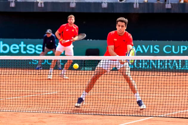 Tenis, Chile vs Espana. Copa Davis 2026. Los tenistas espanoles Jaume Munar derecha y Pedro Martinez, devuelven la pelota, a Tomas Barrios y Alejandro Tabilo de Chile durante el partido de dobles de la Copa Davis valido por la segunda ronda de clasificatorios para el Grupo Mundials, disputado en el Court Central Anita Lizana, Parque Estadio Nacional en Santiago de Chile. 20 09 2026 Pepe Alvujar Photosport Tenis, Chile vs Espana. Copa Davis 2026. Spanish tennis players Jaume Munar right and Pedro Martinez return the ball to Tomas Barrios and Alejandro Tabilo of Chile during the Davis Cup doubles match valid for the second round of qualifiers for the World Group, played at the Anita Lizana Central Court, National Stadium Park in Santiago, Chile. 20 09 2026 Pepe Alvujar Photosport Chile vs Espana dia 2, Copa Davis 2026
