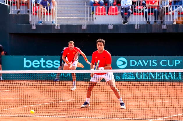 Tenis, Chile vs Espana. Copa Davis 2026. Los tenistas espanoles Jaume Munar derecha y Pedro Martinez, devuelven la pelota, a Tomas Barrios y Alejandro Tabilo de Chile durante el partido de dobles de la Copa Davis valido por la segunda ronda de clasificatorios para el Grupo Mundials, disputado en el Court Central Anita Lizana, Parque Estadio Nacional en Santiago de Chile. 20 09 2026 Pepe Alvujar Photosport Tenis, Chile vs Espana. Copa Davis 2026. Spanish tennis players Jaume Munar right and Pedro Martinez return the ball to Tomas Barrios and Alejandro Tabilo of Chile during the Davis Cup doubles match valid for the second round of qualifiers for the World Group, played at the Anita Lizana Central Court, National Stadium Park in Santiago, Chile. 20 09 2026 Pepe Alvujar Photosport Chile vs Espana dia 2, Copa Davis 2026
