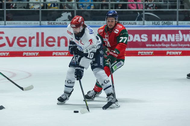 Augsburg, Germany, September 20, 2026 PENNY DEL 2026–2027, Game 2: Augsburger Panther vs. Schwenninger Wild Wings. Pictured, from left, in a one-on-one battle: Mirko Höfflin (Hoefflin) of Schwenningen and Luke Toporowski of Augsburg Copyright: xFotostandx xStiebertx