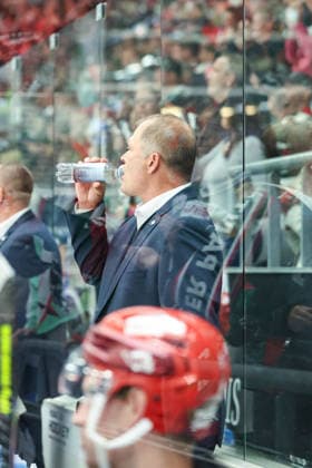 Augsburg, Germany, September 20, 2026 PENNY DEL 2026–2027, Game 2: Augsburger Panther vs. Schwenninger Wild Wings. Pictured: Coach Steve Walker, Schwenningen Copyright: xFotostandx xStiebertx