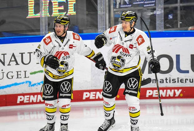 Straubing Tigers vs. Krefeld Pinguine, Ice Hockey, German Ice Hockey League, Penny DEL, Matchday 1, 2026–2027 Season, September 23, 2026: Philip Gogulla and Max Newton of the Krefeld Pinguine celebrate, Men s Ice Hockey, German Ice Hockey League, Penny DEL, Matchday 1, 2026–2027 season on September 20, 2026, at the Eisstadion am Pulverturm, Straubing Tigers (blue) vs. Krefeld Pinguine (white)