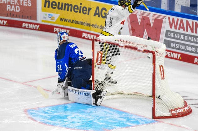 Straubing Tigers vs. Krefeld Pinguine, Ice Hockey, German Ice Hockey League, Penny DEL, Matchday 1, 2026–2027 Season, September 23, 2026: Jakub Skarek of the Straubing Tigers is defeated; Marcel Mueller celebrates for the Krefeld Pinguine, Men’s Ice Hockey, German Ice Hockey League, Penny DEL, Matchday 1, 2026–2027 season on September 20, 2026, at the Eisstadion am Pulverturm, Straubing Tigers (blue) vs. Krefeld Pinguine (white)