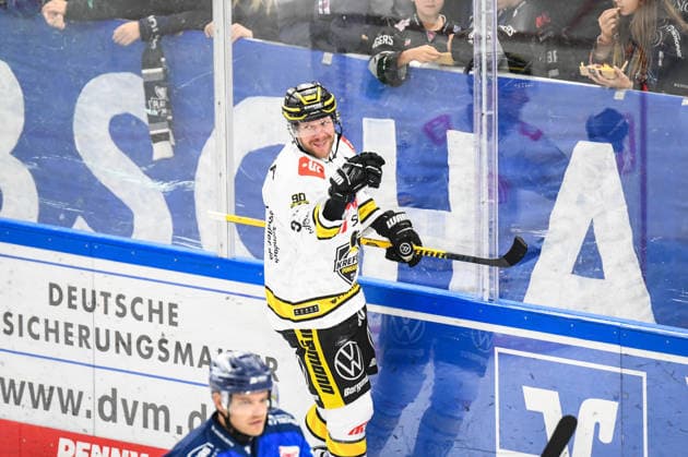 Straubing Tigers vs. Krefeld Pinguine, Ice Hockey, German Ice Hockey League, Penny DEL, Matchday 1, 2026–2027 Season, September 23, 2026. Marcel Mueller of the Krefeld Pinguine celebrates the goal, Men’s Ice Hockey, German Ice Hockey League, Penny DEL, Matchday 1, 2026–2027 season on September 20, 2026, at the Eisstadion am Pulverturm, Straubing Tigers (blue) vs. Krefeld Pinguine (white)