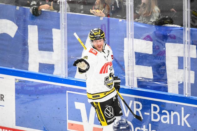 Straubing Tigers vs. Krefeld Pinguine, Ice Hockey, German Ice Hockey League, Penny DEL, Matchday 1, 2026–2027 Season, September 23, 2026. Marcel Mueller of the Krefeld Pinguine celebrates the goal, Men’s Ice Hockey, German Ice Hockey League, Penny DEL, Matchday 1, 2026–2027 season on September 20, 2026, at the Eisstadion am Pulverturm, Straubing Tigers (blue) vs. Krefeld Pinguine (white)