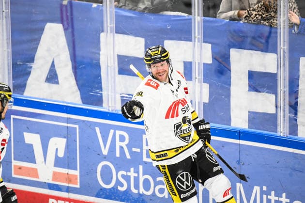 Straubing Tigers vs. Krefeld Pinguine, Ice Hockey, German Ice Hockey League, Penny DEL, Matchday 1, 2026–2027 Season, September 23, 2026. Marcel Mueller of the Krefeld Pinguine celebrates the goal, Men’s Ice Hockey, German Ice Hockey League, Penny DEL, Matchday 1, 2026–2027 season on September 20, 2026, at the Eisstadion am Pulverturm, Straubing Tigers (blue) vs. Krefeld Pinguine (white)