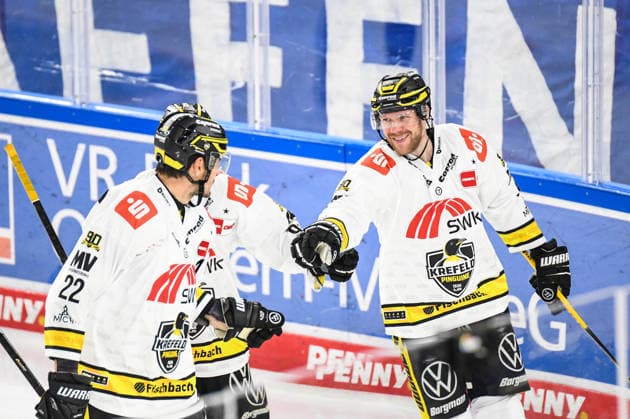 Straubing Tigers vs. Krefeld Pinguine, Ice Hockey, German Ice Hockey League, Penny DEL, Matchday 1, 2026–2027 Season, September 23, 2026: Marcel Mueller of the Krefeld Pinguine celebrates the goal with Oliver MEbus and Stuart Percy, Men’s Ice Hockey, German Ice Hockey League, Penny DEL, Matchday 1, 2026–2027 season on September 20, 2026, at the Eisstadion am Pulverturm, Straubing Tigers (blue) vs. Krefeld Pinguine (white)