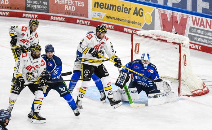 Straubing Tigers vs. Krefeld Pinguine, Ice Hockey, German Ice Hockey League, Penny DEL, Matchday 1, 2026–2027 Season, September 23, 2026: Marcel Mueller of the Krefeld Pinguine has a scoring chance against Jakub Skarek of the Straubing Tigers, Men’s Ice Hockey, German Ice Hockey League, Penny DEL, Matchday 1, 2026–2027 season on September 20, 2026, at the Eisstadion am Pulverturm, Straubing Tigers (blue) vs. Krefeld Pinguine (white)