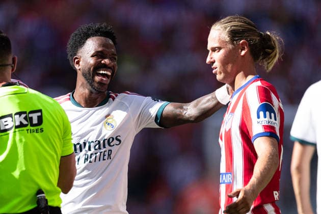 MADRID, SPAIN - SEPTEMBER 20: Vinicius Junior of Real Madrid (L) greets Marcos Llorente of Atletico de Madrid (R) during the LaLiga EA Sports football match between Atletico de Madrid and Real Madrid at Estadio Riyadh Air Metropolitano on September 20, 2026 in Madrid, Spain. (Photo by Ricardo Nogueira Sports Press Photo) Copyright: xRicardoxNogueira SportsxPressxPhotox Sportspressphoto_SPR236065