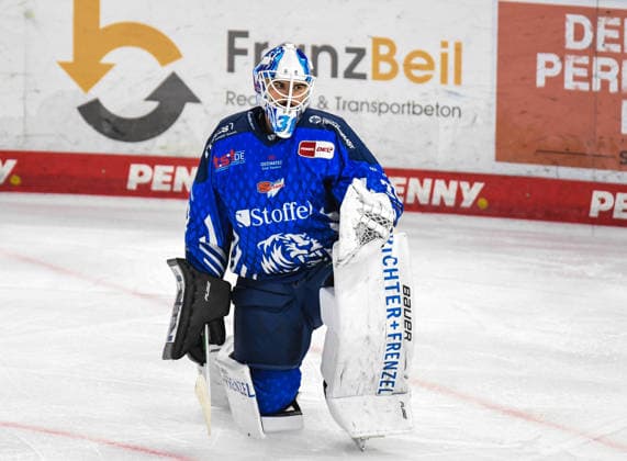 Straubing Tigers vs. Krefeld Pinguine, Ice Hockey, German Ice Hockey League, Penny DEL, Matchday 1, 2026–2027 Season, September 23, 2026, Jakub Skarek, Straubing Tigers, Men s Ice Hockey, German Ice Hockey League, Penny DEL, Matchday 1, 2026–2027 Season on September 20, 2026, at the Eisstadion am Pulverturm, Straubing Tigers (blue) vs. Krefeld Pinguine (white)