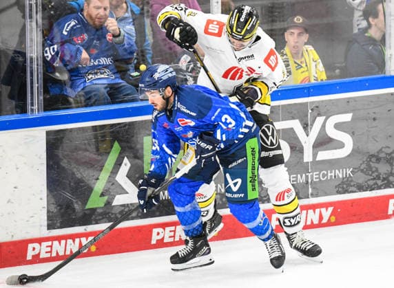 Straubing Tigers vs. Krefeld Pinguine, Ice Hockey, German Ice Hockey League, Penny DEL, Matchday 1, 2026–2027 Season, September 23, 2026: Spencer Kersten of the Straubing Tigers on the boards with Oliver Mebus of the Krefeld Pinguine, Men’s Ice Hockey, German Ice Hockey League, Penny DEL, Matchday 1, 2026–2027 season on September 20, 2026, at the Eisstadion am Pulverturm, Straubing Tigers (blue) vs. Krefeld Pinguine (white)