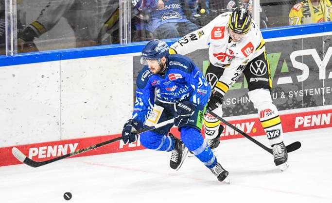 Straubing Tigers vs. Krefeld Pinguine, Ice Hockey, German Ice Hockey League, Penny DEL, Matchday 1, 2026–2027 Season, September 23, 2026: Spencer Kersten of the Straubing Tigers on the boards with Oliver Mebus of the Krefeld Pinguine, Men’s Ice Hockey, German Ice Hockey League, Penny DEL, Matchday 1, 2026–2027 season on September 20, 2026, at the Eisstadion am Pulverturm, Straubing Tigers (blue) vs. Krefeld Pinguine (white)