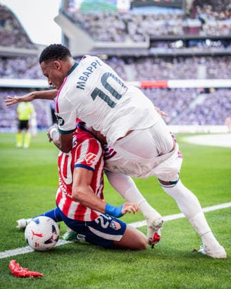 MADRID, SPAIN - SEPTEMBER 20: Kylian Mbappe of Real Madrid (R) and Giuliano Simeone of Atletico de Madrid (L) fight for possession during the LaLiga EA Sports football match between Atletico de Madrid and Real Madrid at Estadio Riyadh Air Metropolitano on September 20, 2026 in Madrid, Spain. (Photo by Ricardo Nogueira Sports Press Photo) Copyright: xRicardoxNogueira SportsxPressxPhotox Sportspressphoto_SPR236073