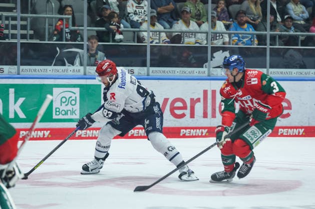 Augsburg, Germany, September 20, 2026 PENNY DEL 2026–2027, Game 2: Augsburger Panther vs. Schwenninger Wild Wings. Pictured, from left, in a one-on-one battle: Sebastian Uvira (Schwenningen) and Alec McCrea (Augsburg) Copyright: xFotostandx xStiebertx