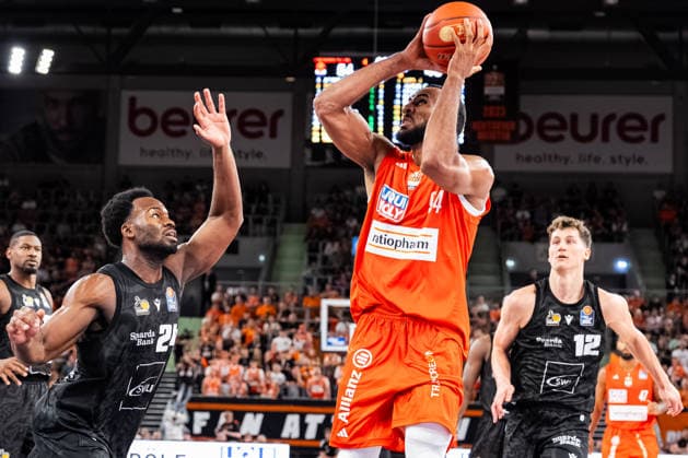 easyCredit BBL Ratiopharm Ulm vs. MHP RIESEN Ludwigsburg September 20, 2026, Ulm, GERMANY September 20, 2026 Armel Traore, Ratiopharm Ulm, 94 driving to the basket against Maxwell Dongmo Temoka of MHP RIESEN Ludwigsburg, 24, during the game between ratiopharm Ulm and MHP RIESEN Ludwigsburg on Matchday 1 of the easyCredit BBL at the ratiopharm Arena Ulm Copyright: xBEAUTIFULxSPORTS Steinx
