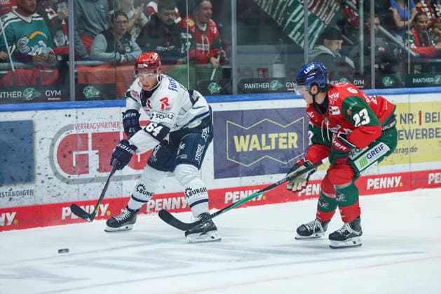 Augsburg, Germany, September 20, 2026 PENNY DEL 2026–2027, Game 2: Augsburger Panther vs. Schwenninger Wild Wings. Pictured from left, in a one-on-one battle: Boaz Bassen (Schwenningen) and Jimmy Lambert (Augsburg) Copyright: xFotostandx xStiebertx