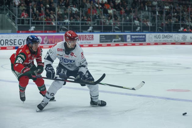 Augsburg, Germany, September 20, 2026—PENNY DEL 2026–2027, Game 2: Augsburger Panther vs. Schwenninger Wild Wings. Pictured, from left, in a one-on-one battle: Philipp Krauß (Augsburg) and William Weber (Schwenningen). Copyright: xFotostandx xStiebertx