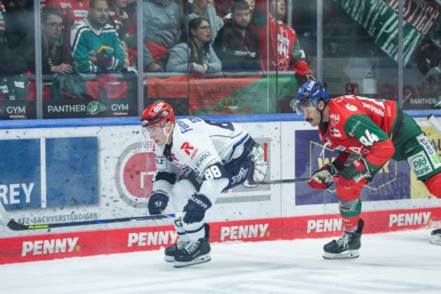 Augsburg, Germany, September 20, 2026, PENNY DEL 2026–2027, Game 2: Augsburger Panther vs. Schwenninger Wild Wings. Pictured, from left, in a one-on-one battle: Kyle Platzer (Schwenningen) and Trevor Parkes (Augsburg). Copyright: xFotostandx xStiebertx