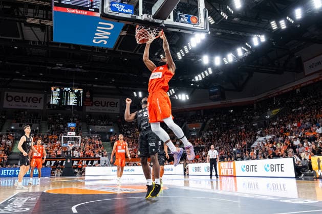 easyCredit BBL Ratiopharm Ulm vs. MHP RIESEN Ludwigsburg September 20, 2026, Ulm, GERMANY September 20, 2026 Maxwell Dongmo Temoka (MHP RIESEN Ludwigsburg), 24, attempts to prevent Armel Traore (Ratiopharm Ulm) 94 from dunking the ball into the basket during the game between Ratiopharm Ulm and MHP RIESEN Ludwigsburg on Game Day 1 of the easyCredit BBL at the ratiopharm Arena Ulm Copyright: xBEAUTIFULxSPORTS Steinx