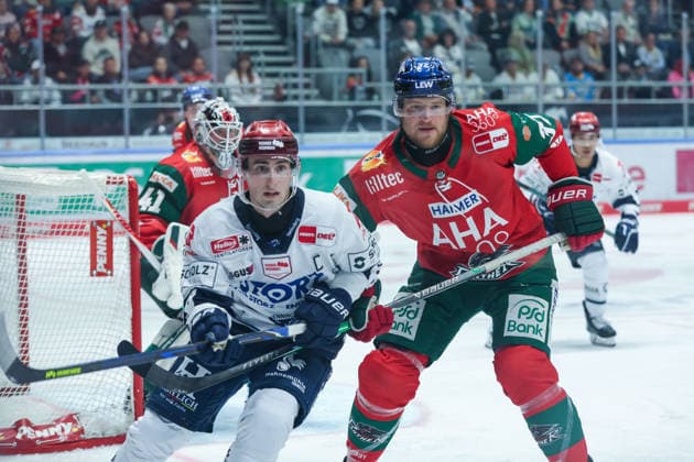 Augsburg, Germany, September 20, 2026 PENNY DEL 2026–2027 Season 2: Augsburg Panthers vs. Schwenningen Wild Wings. Pictured, from left, in a one-on-one battle: Kyle Platzer of Schwenningen and Kyle Wood of Augsburg Copyright: xFotostandx xStiebertx