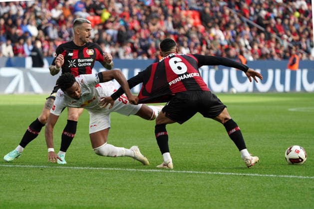 Leverkusen Soccer, Bundesliga Season 2026–2027: Bayer 04 Leverkusen vs. RB Leipzig, September 20, 2026, BayArena, Leverkusen; Aleix Garcia, Bayer 04 Leverkusen (Spain, ESP); Christopher Nkunku, RB Leipzig; Ezequiel Fernandez,