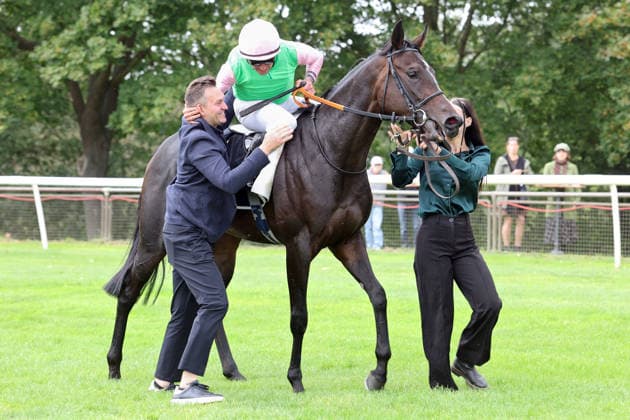 September 20, 2026, Hanover, Lower Saxony, GER Mahasti with Vladimir Panov and trainer Bohumil Nedorostek after winning the Junior Prize at the Hanover Racetrack, Neue Bult 260920D964HANNOVER JPG