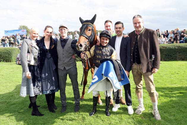 September 20, 2026, Hanover, Lower Saxony, GER Soft Winds with Vladimir Panov, Cevin Chan (second from the right), and the Baum family after their victory at the Hanover Race Track, Neue Bult 260920D977HANNOVER JPG