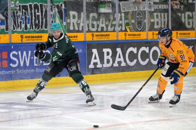 Benjamin Zientek (Bietigheim Steelers), No. 14, battles for the puck against Connor Hannon (Lausitzer Fuechse), No. 81; Bietigheim Steelers vs. Lausitzer Fuechse, Ice Hockey, DEL 2, 2026–2027 Season, September 20, 2026, Bietigheim Steelers vs. Lausitzer Fuechse, Ice Hockey, DEL 2, 2026–2027 Season, September 20, 2026, Bietigheim Copyright: xEibner-Pressefotox EP_TBR