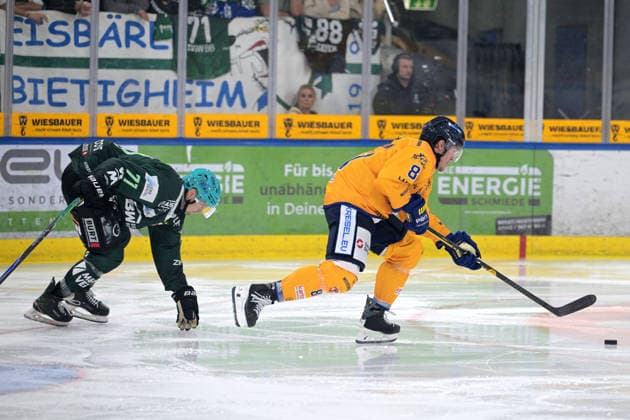 Noel Saffran (Lausitzer Fuechse), No. 08, battling for the puck against Bastian Eckl (Bietigheim Steelers), No. 71; Bietigheim Steelers vs. Lausitzer Fuechse, ice hockey, DEL 2, 2026–2027 season, September 20, 2026, Bietigheim Steelers vs. Lausitzer Fuechse, Ice Hockey, DEL 2, 2026–2027 Season, September 20, 2026, Bietigheim Copyright: xEibner-Pressefotox EP_TBR